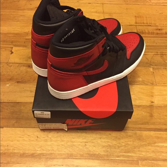Air Jordan Retro 1 High OG “ Bred” (12) - Picture 3 of 8
